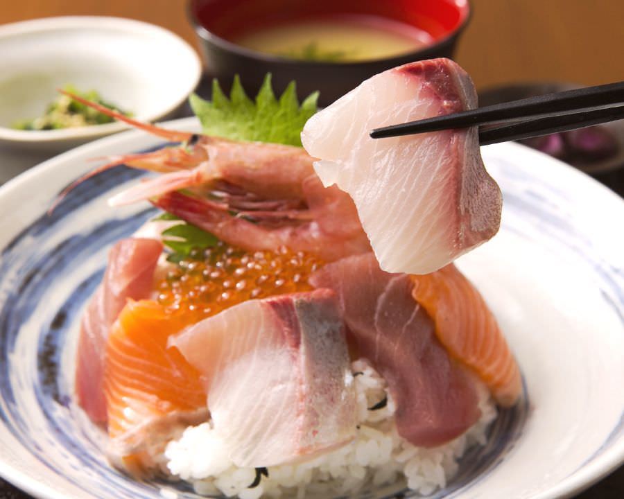 えびやいくらなど種類豊富な海鮮がのった海鮮丼