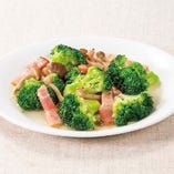 ベーコンとブロッコリー～チキンブイヨンがけ