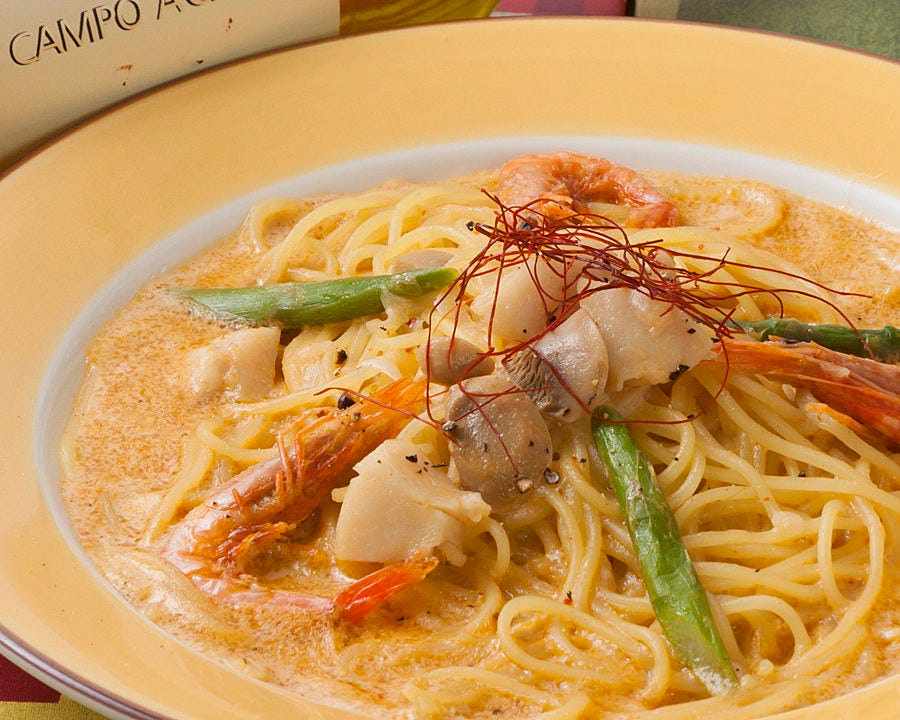 アスパラガスとエビなどが入った生パスタとイタリアンの店 ラーラ王子店のパスタ料理