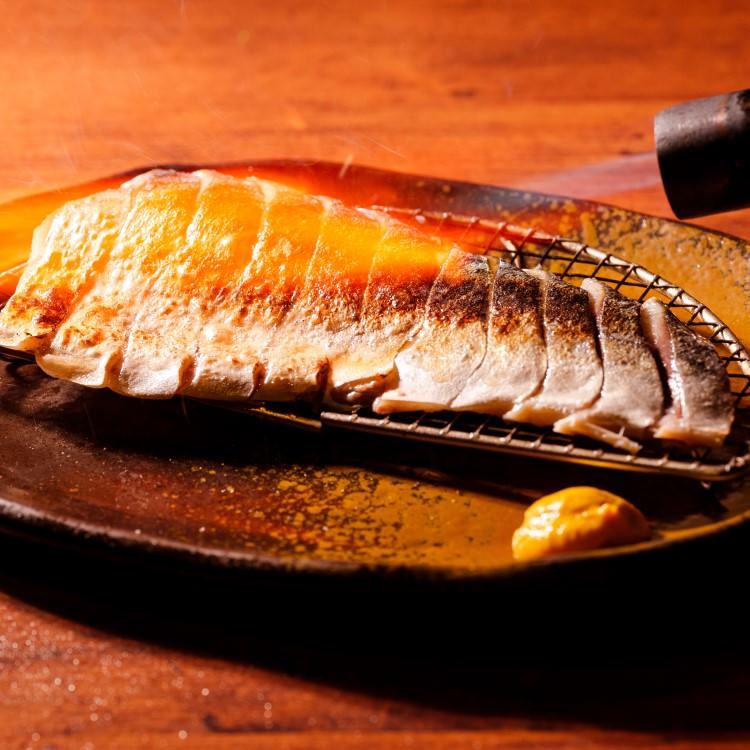 卓上で炙り!炙りたての香ばしい〆サバは絶品♪ 旨唐揚げと居酒メシ ミライザカ ルルサス防府店_卓上で炙り!炙りたての香ばしい〆サバは絶品♪