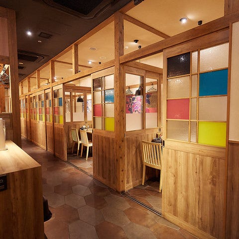 旨唐揚げと居酒メシ ミライザカ ルルサス防府店_思わず長居”シンプルな和み空間“