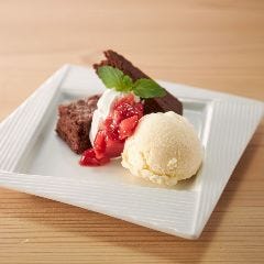 旨唐揚げと居酒メシ ミライザカ ルルサス防府店_チョコブラウニー＆バニラアイス～苺ソース添え～