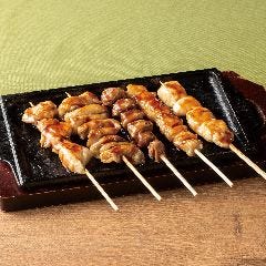 鉄板焼き鳥5種盛 旨唐揚げと居酒メシ ミライザカ ルルサス防府店_鉄板焼き鳥5種盛