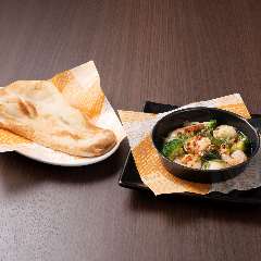 旨唐揚げと居酒メシ ミライザカ ルルサス防府店_ナンで食べる　海老とホタテのアヒージョ