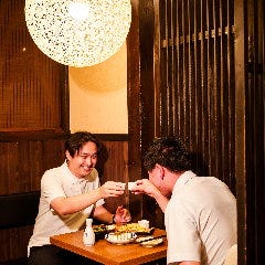旨唐揚げと居酒メシ ミライザカ ルルサス防府店_【少人数様向け個室】
気軽に立ち寄れる居酒屋でありながら心が和む上質な店内。あえてこじんまりと作った個室は、親密な方との飲みの場にもおすすめです。時には熱く盛り上がったり、語り合ったり‥仲間との時間をより深く熱いものにしてくれます。ゆったり、まったりとした個室宴会に是非どうぞ。※画像はイメージです。