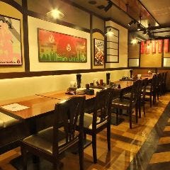 旨唐揚げと居酒メシ ミライザカ ルルサス防府店_【テーブル席｜集まりやすく、使いやすい】
仕事帰りの一杯や友人との飲み会に使いやすいテーブル席。人数に合わせて柔軟に使えるので、気負わず集まれるのが魅力です。店内のにぎわいを感じながら、料理とお酒を楽しむ&ldquo;ミライザカらしい時間&rdquo;をお過ごしください。