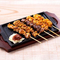 鉄板焼き鳥5種盛 特製辛味噌添え 旨唐揚げと居酒メシ ミライザカ ルルサス防府店_鉄板焼き鳥5種盛 特製辛味噌添え