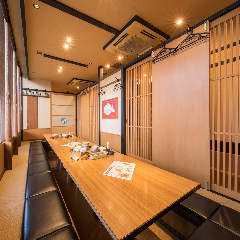旨唐揚げと居酒メシ ミライザカ ルルサス防府店_【大人数OK＆駅チカ】
20名様以上の大人数でのご宴会も、ミライザカなら安心。駅チカ店舗が多く、お仕事帰りや離れた場所からの集合もラクラクです。お席のご相談から当日の流れまで、経験豊富なスタッフがしっかりフォロー。会社の打ち上げや各種ご宴会に、ぜひご活用ください。
