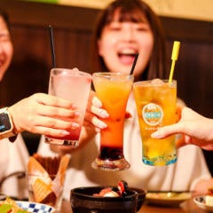 旨唐揚げと居酒メシ ミライザカ ルルサス防府店_【ドリンク50種類以上】
宴会が盛り上がる定番ドリンクから人気のお酒まで、50種類以上を取り揃え！プレモル・ジムビームはもちろん、こだわり酒場のレモンサワーやウイスキー、翠ジンなど充実のラインナップです。飲み放題付きコースもあるので、人数やご予算に合わせて気軽にご利用いただけます♪