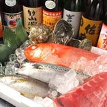 大阪中央市場から地場漁港から取り寄せた新鮮な魚介の数々。
