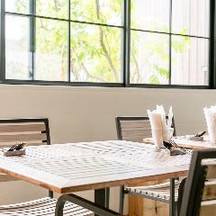 心落ち着くお洒落な店内に温かい太陽の光が射し込みます