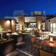 都会の喧騒を離れ開放感を感じながらリフレッシュできるテラス席