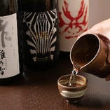 当店オリジナルの日本酒や、鹿児島・奄美の焼酎を取り揃え。