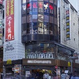 「青龍門 渋谷センター店」は渋谷駅徒歩2分！昼夜を問わず多くの人々が行き交う渋谷センター街の中心地にある、ビルの4階にございます