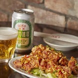 特製のタレで味付けした油淋鶏は台湾ビールとご一緒に