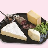 日本酒や焼酎に合うチーズたち・天麩羅と合わせて頂くものもございます
