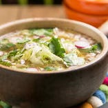 メキシコの伝統料理の1つ、野菜たっぷりのスープ「ポソレ」