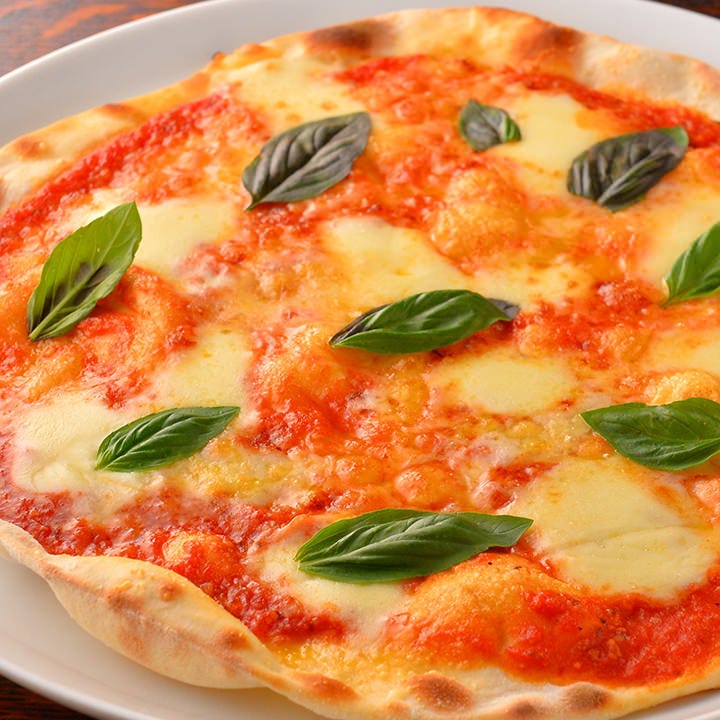 フランス粉で生地から作るピッツァはサクサク食感が大人気♪