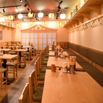 ナチュラルな雰囲気の大衆居酒屋のテーブル席