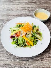 自家製ドレッシングと季節の野菜を15種使用したオリジナルサラダ