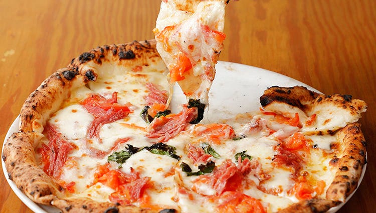 ピザのチーズがのびている様子