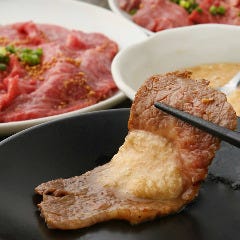 焼いた肉に山芋とろろダレをはさみ アツアツごはんにのせて♪