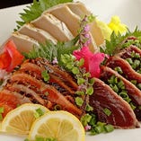 新鮮魚介のお刺身など、自慢の逸品料理はボリューム満点！