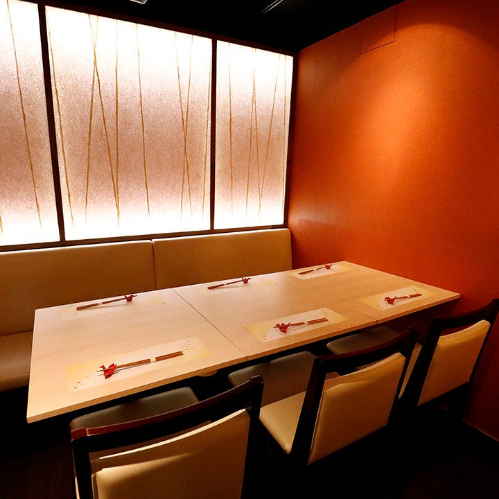2〜6名様用テーブル個室は柔らかい光に包まれ、落ち着ける空間