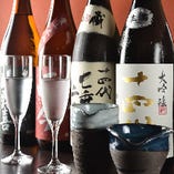 店主自ら厳選し、日本全国から取り寄せた自慢の地酒をお楽しみください