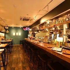 《1階フロア》ライブ感溢れるオープンキッチンでバルスタイル