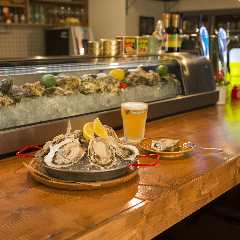 《1階フロア》ライブ感溢れるオープンキッチンでバルスタイル