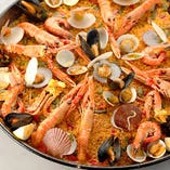 パエリアは当店の看板料理！
南欧の海の恵みの味を感じて下さい