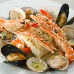 様々な魚介の味を楽しめる “タラのバスク風料理”