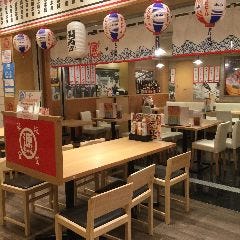 レストランフロアにフルオープの広々とした店内