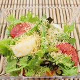 辻農園の春カブラと季節野菜の彩りサラダ ミモレット風味