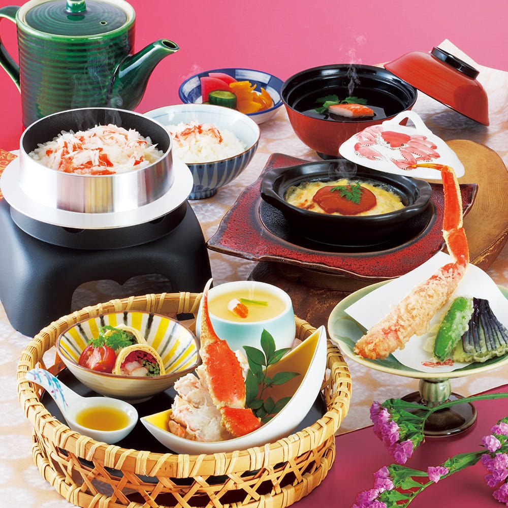 初めての方にお勧めです。『結花ゆいか』かに釜飯、かに天ぷら、かにグラタンのついた人気トリオ御膳です。