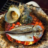 【お好みの焼き加減で・・】
新鮮な魚介類を飛騨コンロで！