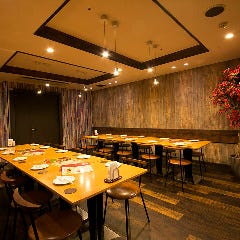 落ち着いた店内。貸切でごゆっくりお寛ぎください