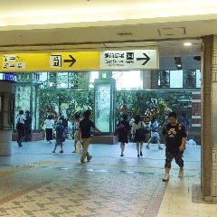 横浜駅中央北改札を出て、そごう・ポルタ方面に歩きます。