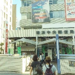階段を上ると、右に横浜中央郵便局、左に崎陽軒が見えます。間の道を、まっすぐ進み万里橋と言う橋と交差点まで進みます。その間にドトールコーヒー・ファミリーマートを目印に歩いてください。