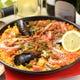 パエリアやアヒージョなどの地中海料理をお楽しみください。