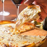生地から手作りのローマ風サクサクピザ。ワインとの相性も抜群！