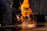 【鉄板焼き】熱々の鉄板を使った調理はまさに職人技