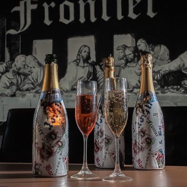 梅田 個室 Luxury Cafe＆Bar Frontier_【17時～22時限定】2時間飲み放題＋マイク、プロジェクター＋カラオケ＋任天堂Switchなど 3,000円