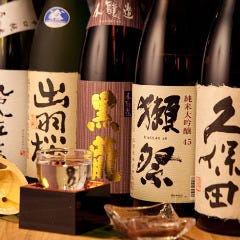全国銘柄と旬の地酒。常時20種以上用意