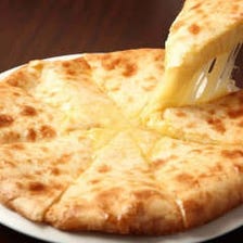 釜で焼く人気のチーズナン