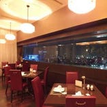 夜景の見える窓際のお席はデートなどのディナーに最適です。