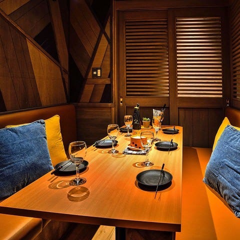 青とオレンジのクッションが並ぶ大宮ガーデンファームの完全個室