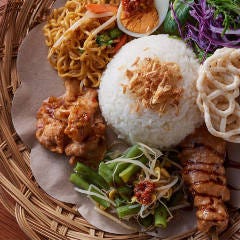 バリ料理とともにアジフライやハンバーグなどのメニューも