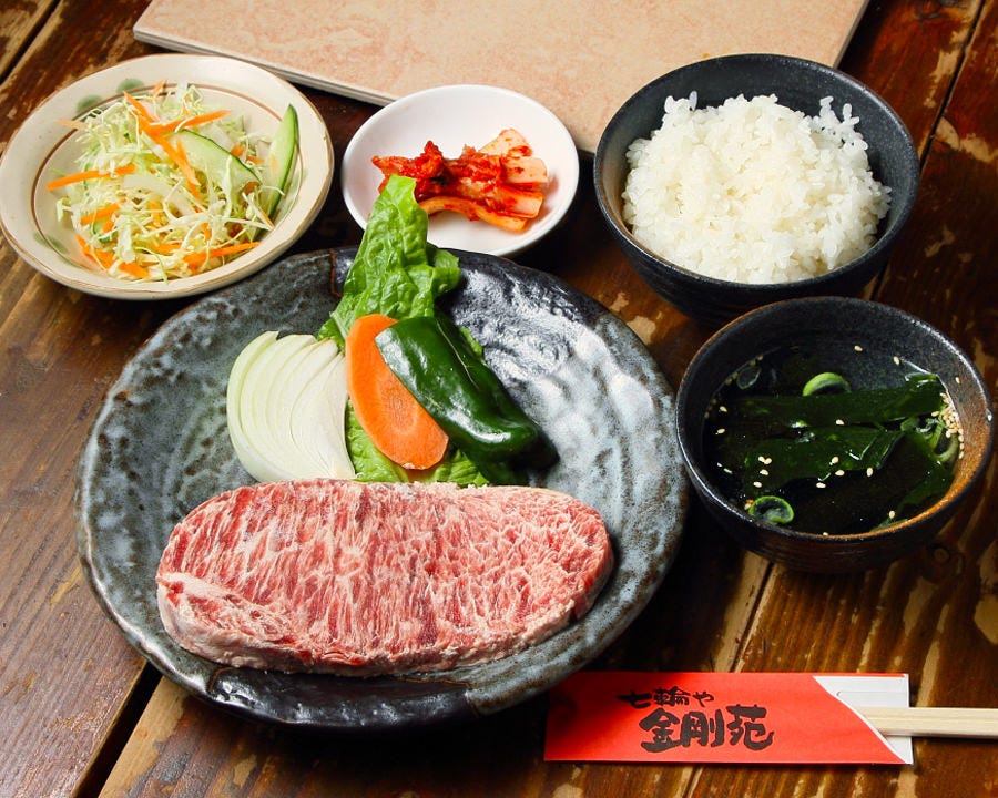 やわらかカルビやごはんなどが並んだ焼肉ランチの定食